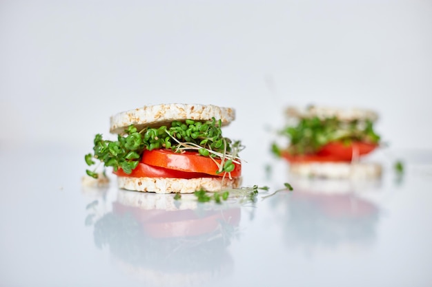 Hamburger sano con riso croccante pane verdure pomodoro e microgreens