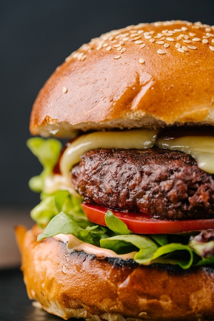 Hamburger senza carne gustoso fresco sul tavolo di legno. avvicinamento