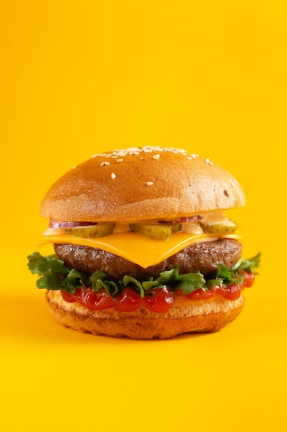 Hamburger su sfondo giallo. Fast food, concetto di cibo spazzatura