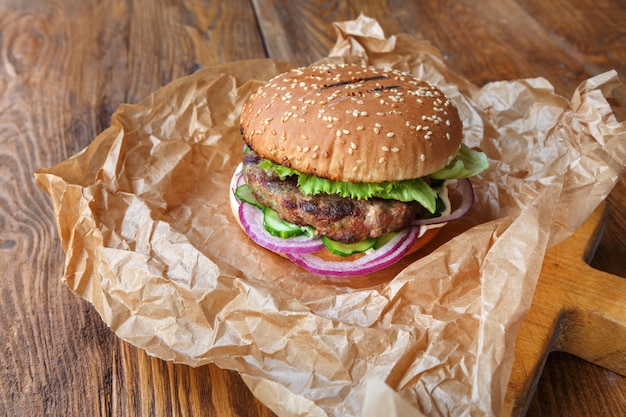 Hamburger su tavola di legno