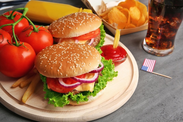 Hamburger su un piatto di legno