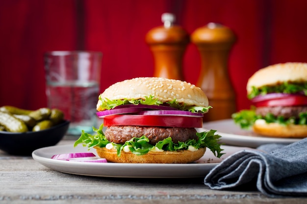 Hamburger su un piatto Fondo in legno Spazio di copia