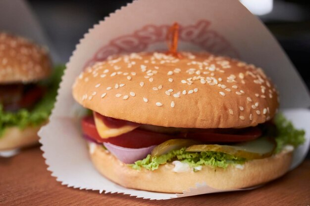 Hamburger succosi da vicino Burgeg con lattuga iceberg di cipolla rossa di manzo e salsa