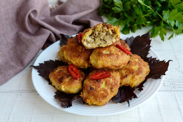 Hamburger succosi di funghi ripieni di carne macinata