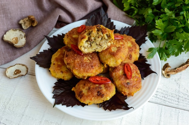 Hamburger succosi di funghi ripieni di carne macinata