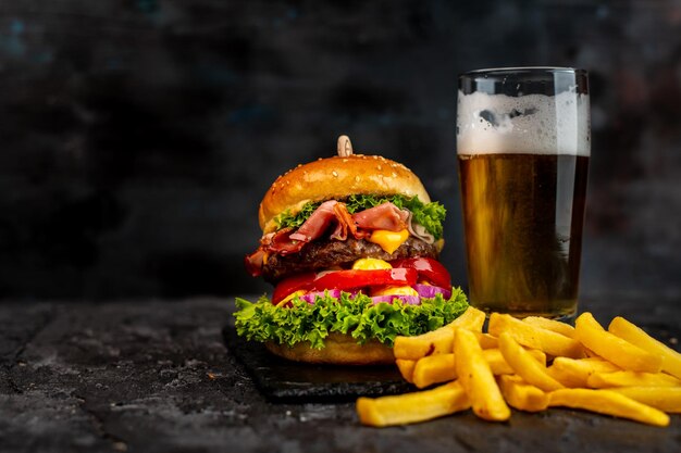 Hamburger succoso con patatine fritte e birra