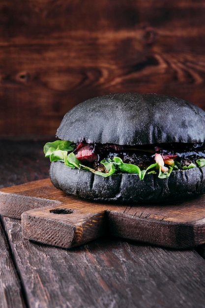 hamburger succoso su uno sfondo di legno