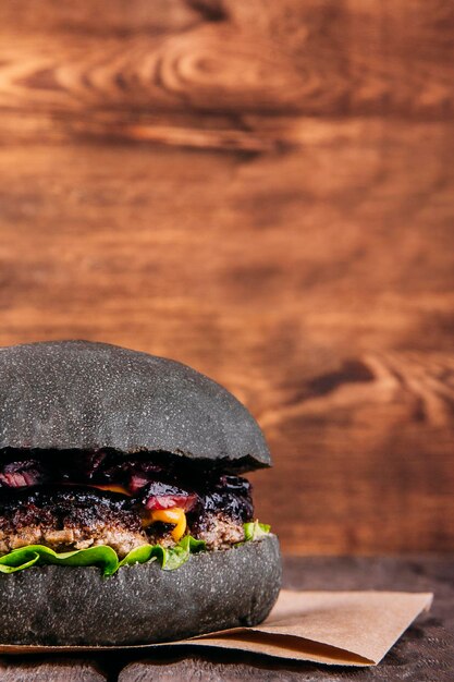 hamburger succoso su uno sfondo di legno