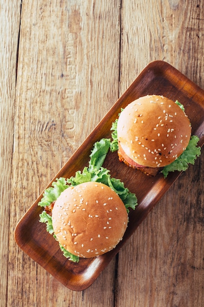 hamburger sul fondo della tavola in legno