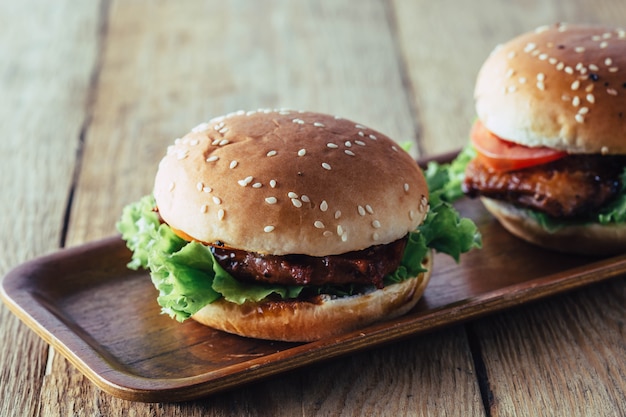 hamburger sul tavolo di legno