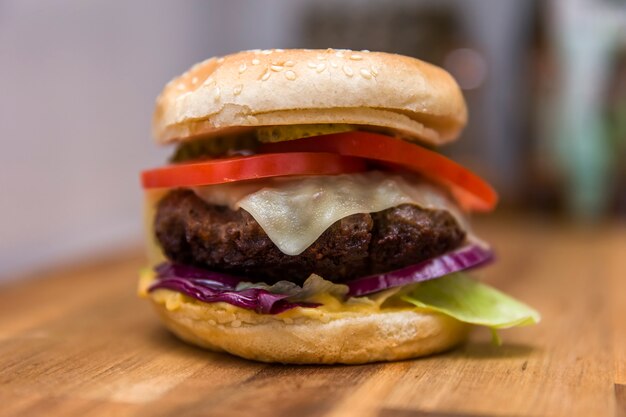 Hamburger sul tavolo di legno