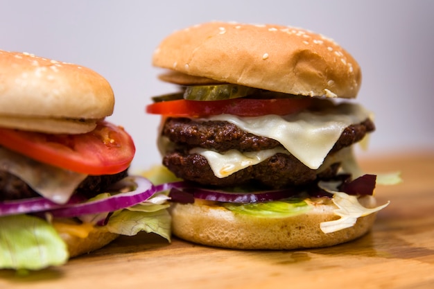 Hamburger sul tavolo di legno