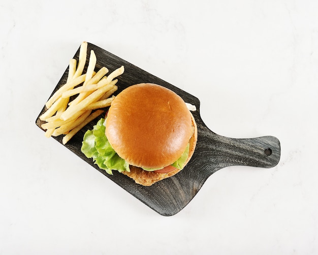 Hamburger tondo con cotoletta di pollo e patatine fritte