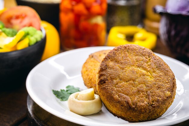 Hamburger vegani a base di verdure e quinoa, cibo vegano fatto in casa, snack salutari, carne artificiale