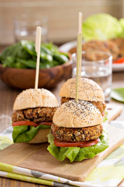 Hamburger vegani con fagioli e verdure