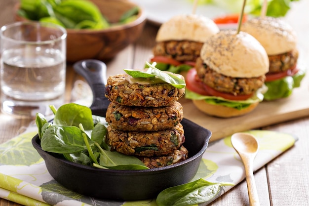 Hamburger vegani con fagioli e verdure