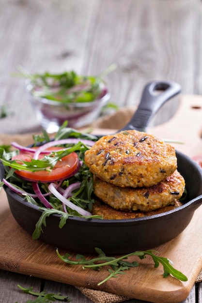 Hamburger vegani con quinoa e verdure