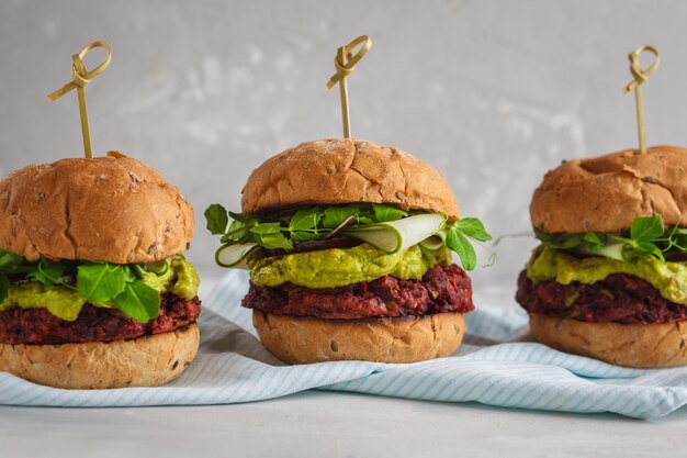 Hamburger vegani di barbabietola con verdure, guacamole e panino di segale