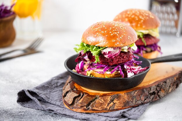 Hamburger vegani sani di barbabietola con cavolo rosso e lattuga