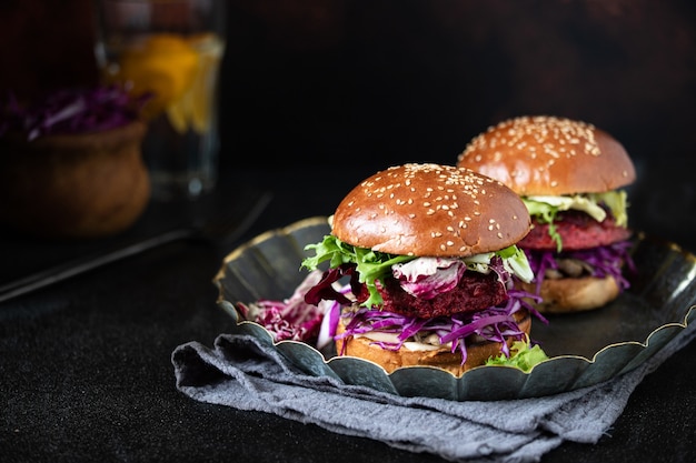 Hamburger vegani sani di barbabietola con cavolo rosso e lattuga