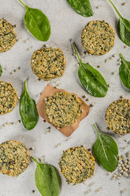 Hamburger vegani spinaci piselli superficie chiara. messa a fuoco selettiva