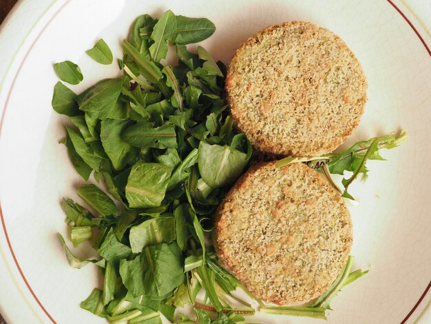 Hamburger vegano con insalata