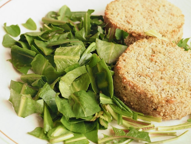 Hamburger vegano con insalata