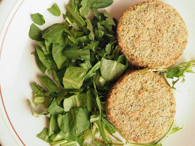 Hamburger vegano con insalata