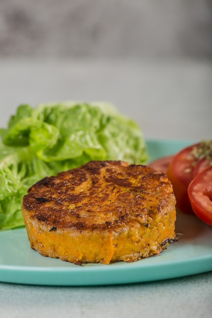 Hamburger vegano con pomodori e lattuga