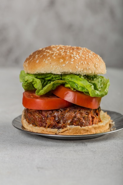 Hamburger vegano con pomodori e lattuga
