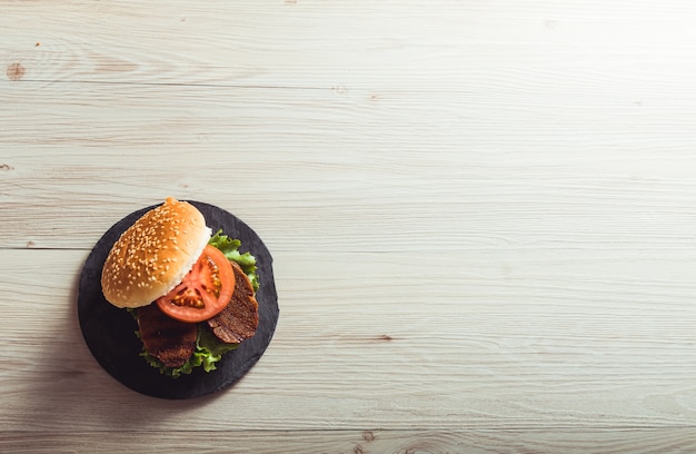 Hamburger vegano e copia spazio.