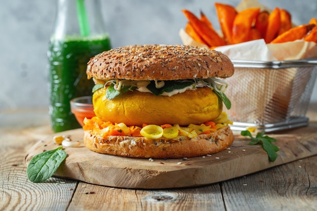 Hamburger vegano sano con verdure fresche.