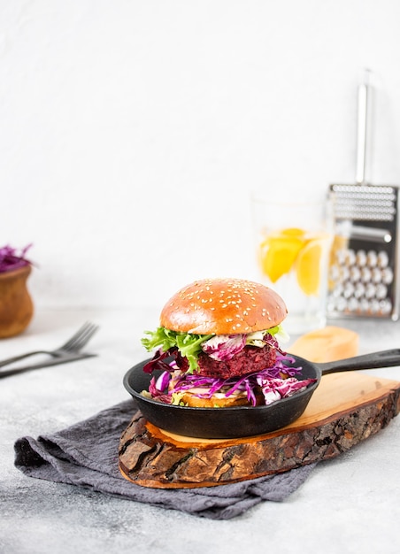 Hamburger vegano sano di barbabietola con cavolo rosso e lattuga