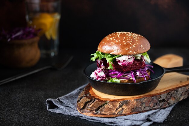 Hamburger vegano sano di barbabietola con cavolo rosso e lattuga