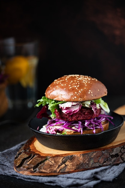 Hamburger vegano sano di barbabietola con cavolo rosso e lattuga