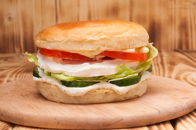 Hamburger vegetariano con crema di formaggio, cetriolo e pomodoro