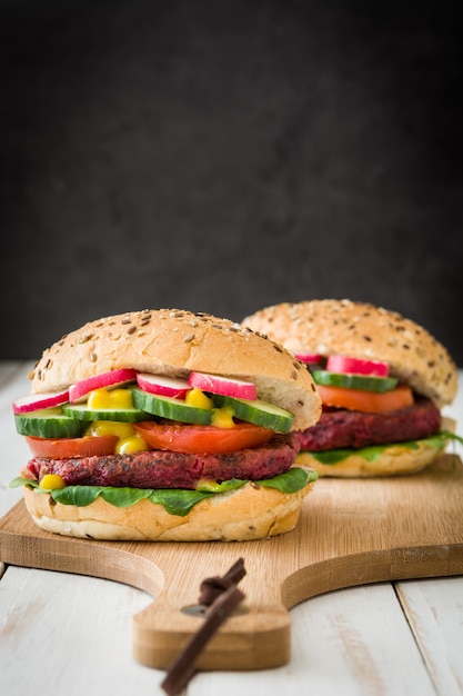 Hamburger vegetariano della barbabietola sulla tavola di legno bianca