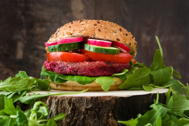 Hamburger vegetariano della barbabietola sulla tavola di legno