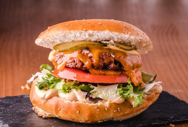 Hamburger vegetariano di carne imitazione con sottaceti e salsa di pomodoro