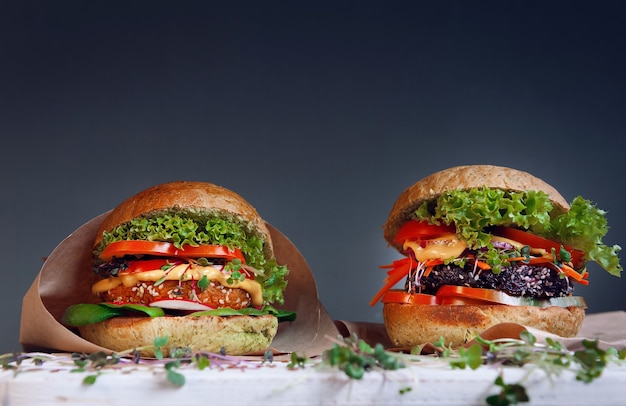 Hamburger vegetariano su fondo di legno nero