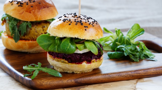 Hamburger vegeterian con barbabietola rossa e cheakpea