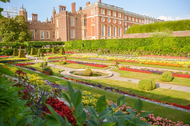 Hampton Court Palace, mattone, Inghilterra, prato, parco pubblico. LONDRA, REGNO UNITO - 21 LUGLIO 2014: Hampton Court fu originariamente costruito per il cardinale Thomas Wolsey, uno dei preferiti del re Enrico VIII, intorno al 1514.