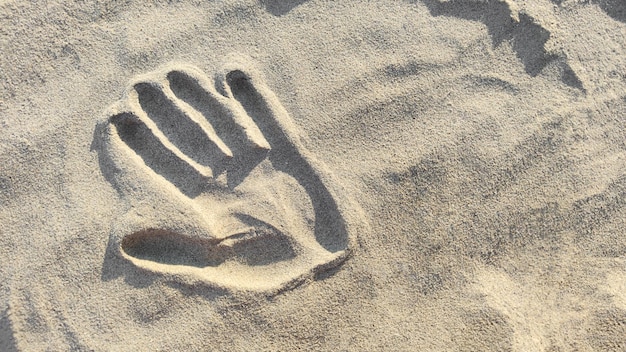 Handprint in sabbia, copia spazio, vista dall'alto