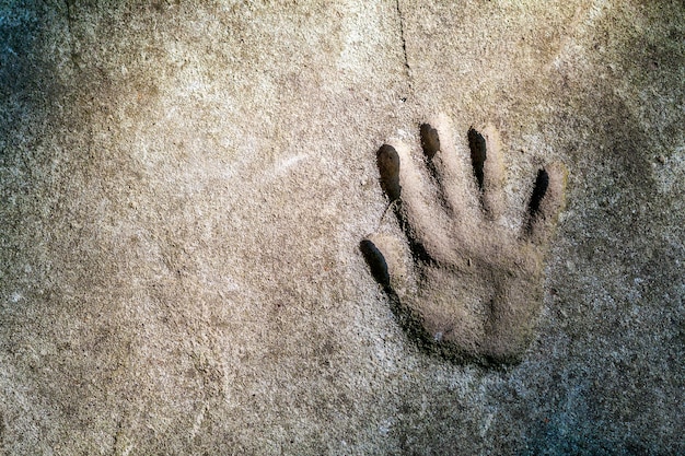 Handprint memorabile di una mano in un vecchio muro di cemento