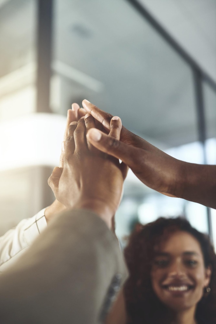 Foto hands team building e uomini d'affari con high five in ufficio per l'incontro supporto e celebrazione dipendenti accordo e gruppo con la collaborazione in aria per la motivazione di partnership o il successo