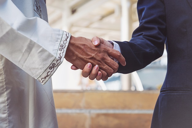 Handshake arabo dell&#39;impiegato degli uomini d&#39;affari sul cantiere