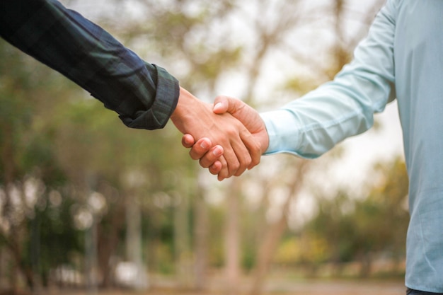 Handshake di due colleghe dell'uomo d'affari