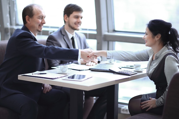 Handshake Manager e il cliente su una scrivania .foto con spazio di copia