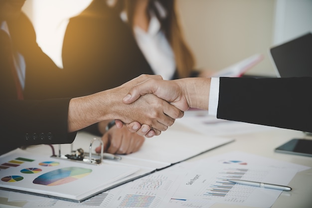 Handshaking asiatico degli uomini d&#39;affari dopo la riunione d&#39;affari riuscita.