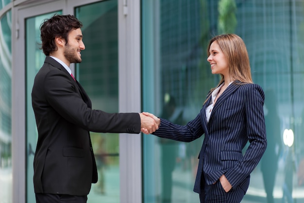 Handshaking delle persone di affari all&#39;aperto, concetto di riunione e di accordo